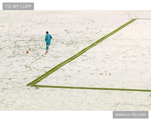 足球广告球场边线精彩瞬间 踢球运动员挑战极限展现无畏风采